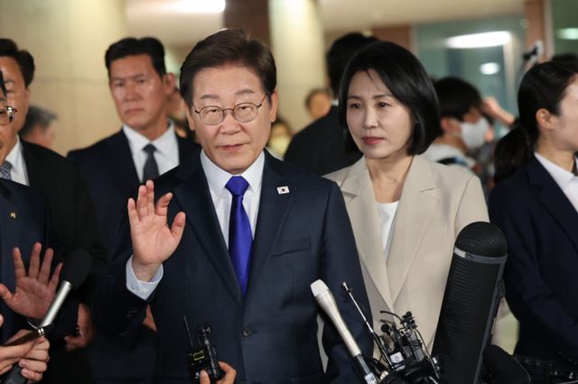 이재명 더불어민주당 대통령 후보가 3일 밤 당선이 확실시된 가운데 인천 계양구 자택을 나서고 있다. / 사진=뉴스1 이동해 기자 /사진=(인천=뉴스1) 이동해 기자