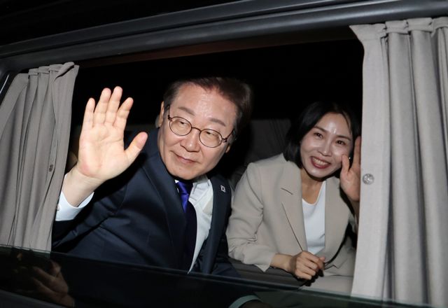 오전 6시21분을 기점으로 이재명 대통령의 임기가 진행됐다. 사진은 4일 오전 서울 여의도 국회 앞에서 국민 개표 방송 행사를 마치고 나서는 이재명 대통령과 김혜경 여사 모습. /사진=뉴시스(공동취재)