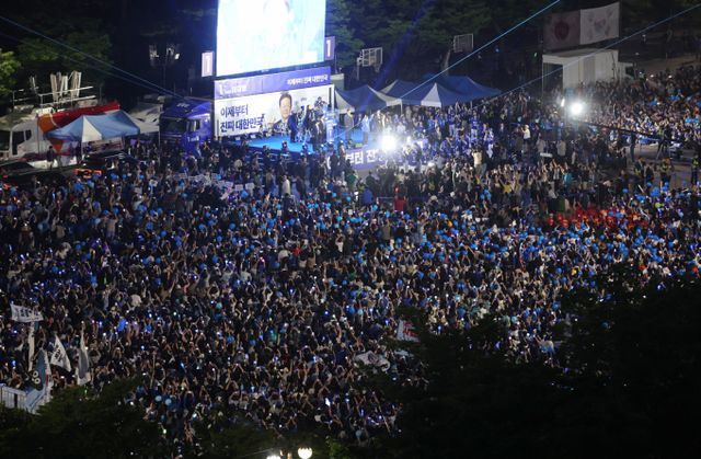 '대권 삼수생' 이재명 대통령 당선인을 승리로 이끈 결정적 동력은 '시대정신'이었다. 이재명 더불어민주당 대통령 후보가 2일 오후 서울 영등포구 여의도공원 문화의마당에서 열린 집중유세에서 지지를 호소하고 있는 모습. /사진=뉴시스