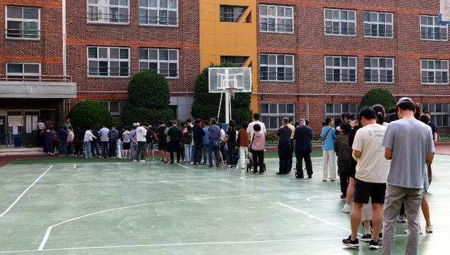 제21대 대통령선거 투표율이 3일 오전 10시 기준 13.5%로 집계됐다. 사진은 이날 오전 서울 서초구 원명초등학교에 마련된 서초4동 제3투표소. /사진=뉴시스