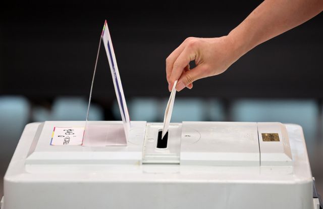 제21대 대통령 선거 투표율이 주목된다. 사진은 대구 중구 소재 투표소에서 투표하는 유권자. /사진=뉴시스