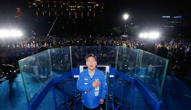 이재명 더불어민주당 대통령 후보가 제21대 대선 본투표일인 3일 "오직 투표만이 무도한 내란을 멈추고 새로운 희망의 시대를 열 수 있다"며 투표를 독려했다. 사진은 이재명 더불어민주당 대선후보가 2일 오후 서울 영등포구 여의도공원 문화의마당에서 열린 집중유세에서 국민의례를 하고 있는 모습. /사진=뉴시스