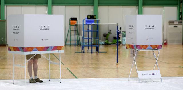 제21대 대통령 선거 투표율이 주목된다. 사진은 3일 서울 강남 소재 실내배드민턴장에서 투표하는 유권자. /사진=뉴시스