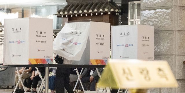 제21대 대통령 선거 투표율이 주목된다. 사진은 3일 서울 구로구 소재 웨딩홀에 마련된 투표소에서 투표하는 유권자. /사진=뉴스1