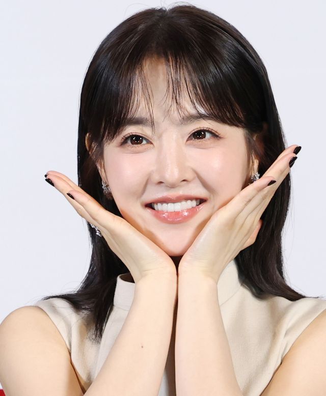 배우 박보영이 해외 팬미팅을 잠정 연기했다. 배우 박보영이 21일 오후 서울 영등포구 CGV 영등포점에서 열린 tvN 토일드라마 '미지의 서울' 제작발표회에 참석해 포즈를 취하고 있다. /사진=뉴스1 