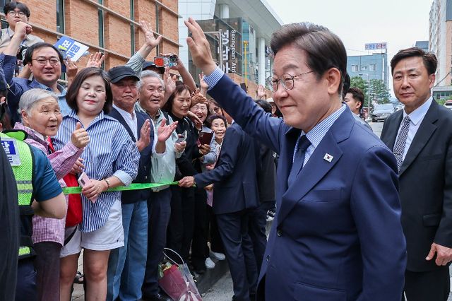 정치권에서는 이재명 정부의 차기 인선을 두고 여러 추측이 돌고 있다. 사진은 지난 2일 경기 성남시의료원 앞에서 시민들과 인사하는 이 후보. /사진=뉴스1