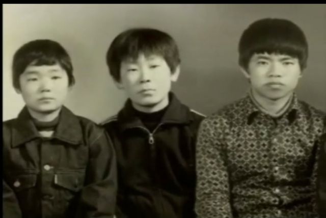 1963년 10월23일, 경북 안동 예안면 도촌리의 깊은 산골에서 9남매 중 일곱째로 태어난 이재명의 유년은 가난과 고된 노동의 연속이었다. 사진은 이재명 당선인의 어린시절(가운데) 모습. /사진=이재명 블로그