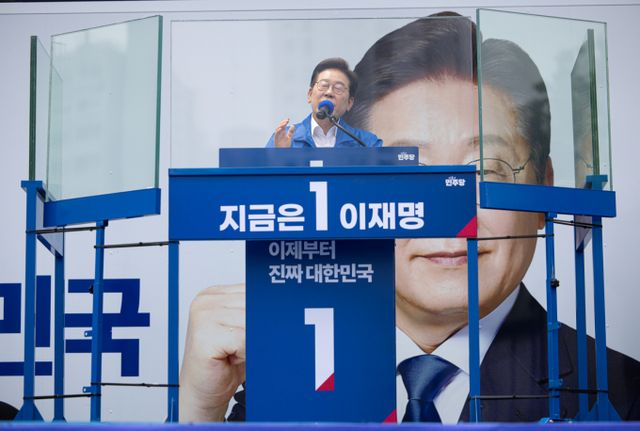 이재명 더불어민주당 대통령 후보가 31일 오후 경기도 평택시 배다리생태공원에서 방탄유리에 둘러싸인 채 시민들에게 지지를 호소하고 있다. / 사진=뉴스1 이재명 기자 /사진=(평택=뉴스1) 이재명 기자