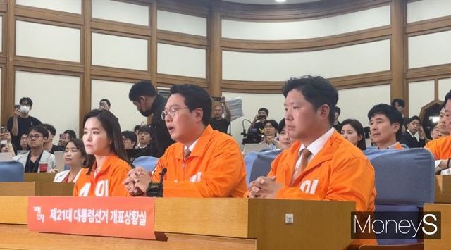 이준석 개혁신당 대선 후보의 출구조사 득표율 발표를 보고 있는 천하람 개혁신당 선임선대위원장(가운데), 이주영 개혁신당 선대위원장(왼쪽), 전상균 개혁신당 최고위원의 모습. /사진=김서연 기자 