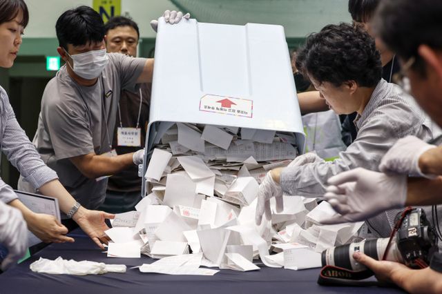 제21대 대통령 선거일인 3일 밤 10시45분 기준 개표가 20.05% 진행됐으며 이재명 더불어민주당 후보가 47.59%, 김문수 국민의힘 후보가 44.21%를 기록했다. 사진은 3일 서울 관악구 서울대학교 체육관에 마련된 개표소에서 선거사무원들이 개표 작업을 시작한 모습. /사진=뉴스1
