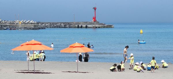 서울 전역과 경기도 일부 지역에 폭염주의보가 발효됐다. 사진은 제주에 내려진 폭염특보가 확대된 30일 오전 제주시 이호테우해수욕장에서 피서객들이 물놀이를 하며 더위를 식히고 있는 모습. /사진=뉴스1