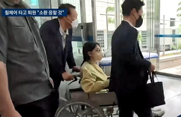 민형배 더불어민주당 의원이 윤석열 전 대통령 부인 김건희씨가 휠체어를 타고 병원을 퇴원한 것에 대해 지적했다. 사진은 지난 27일 김건희씨가 윤석열 전 대통령이 미는 휠체어를 타고 퇴원하는 모습. /사진=JTBC 캡처