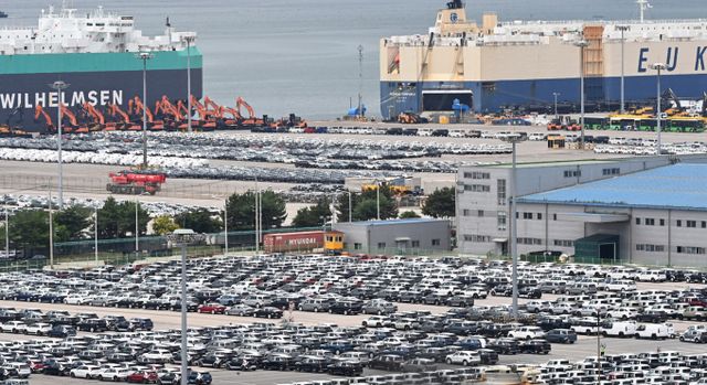 30일 경기 평택항 자동차 전용부두에 선적을 기다리는 수출용 차량이 세워져 있는 모습. / 사진=뉴시스 김종택 기자 /사진=김종택