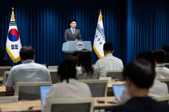 강훈식 대통령 비서실장이 지난 29일 서울 용산구 대통령실 청사에서 기획재정부·교육부·산업통상자원부·법무부·행정안전부·보건복지부의 장관 인사 브리핑을 하고 있다. /사진=뉴스1
