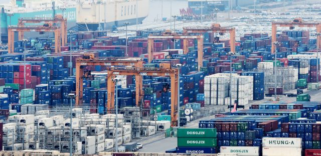 경기 평택시 포승읍 평택항에 수출용 컨테이너가 세워져 있다. / 사진=뉴스1 장수영 기자 /사진=(평택=뉴스1) 장수영 기자