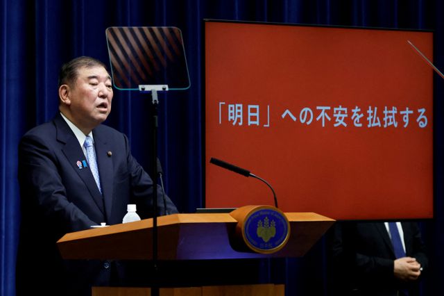 이시바 시게루 일본 총리가 이끄는 내각의 지지율이 정체 상태를 이어가고 있다. 사진은 이시바 총리가 지난 23일 도쿄 총리 관저에서 기자회견을 열고 있는 모습. /사진=로이터