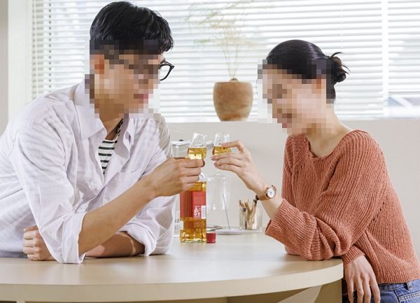 아내가 전 남자친구에게 연락해 '술 먹자'고 꼬셔 이혼하고 싶다는 남성의 하소연이 전해졌다. 사진은 기사의 이해를 돕기 위한 자료 사진. /사진=클립아트코리아