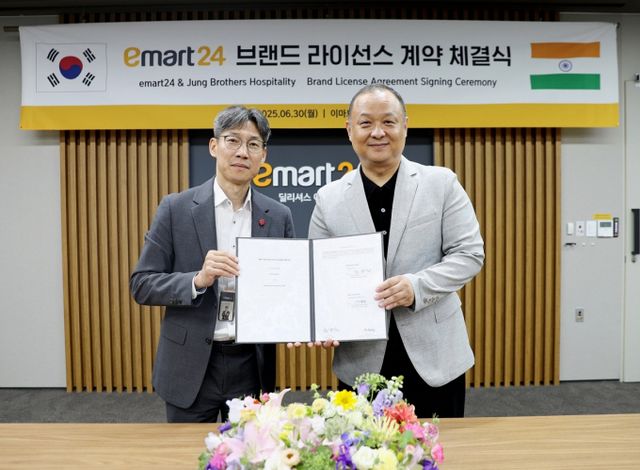이마트24가 30일 서울 성동구 본사에서 인도의 부동산 개발회사 '솔리테어 그룹'과 현지 한인 사업가 '피터 정' 대표와 브랜드 라이선스 계약을 체결했다고 밝혔다. 이마트24 최진일 대표(사진 왼쪽), 인도 시장 1세대 한인 사업가 피터 정(Jung Brothers Hospitality CEO)대표가 인도 진출을 위한 브랜드 라이선스 계약을 체결 후 기념 촬영을 하고 있다./사진=이마트24
