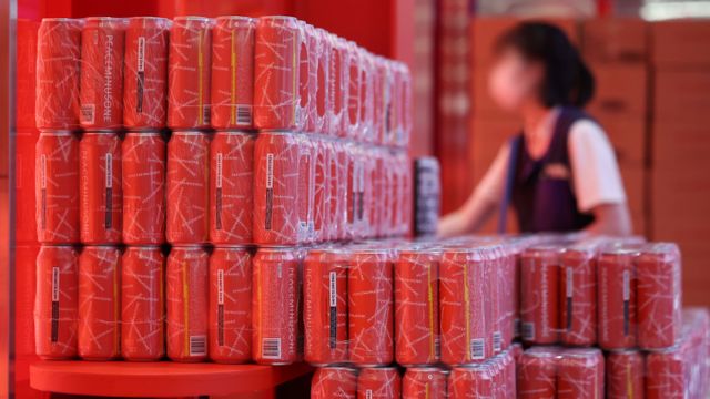 편의점 CU가 지드래곤(G-DRAGON)의 패션 브랜드 피스마이너스원과의 두 번째 협업으로 5월27일 출시한 '피스마이너스원 레드 하이볼(500㎖, 4.5%)'이 매일 8888캔 완판 행렬을 일으키고 있다. 서울 송파구 CU 올림픽광장점에 꾸며진 팝업 스토어에서 피스마이너스원 레드 하이볼 제품이 판매되고 있다. /사진=뉴시스