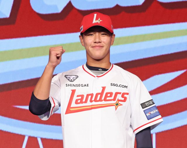 이율예 등 48명이 퓨처스리그 올스타에 출전한다. 사진은 2025 신인드래프트 1라운드 지명을 받고 SSG 유니폼을 입은 이율예의 모습./ 사진=뉴스1