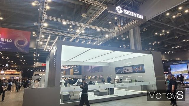 공정위가 하도급 서면을 작업 시작 이후 최대 3000일이 지나서야 발급한 서연이화에 과징금과 시정명령 등을 부과했다. 사진은 2025 서울모빌리티쇼 서연이화 부스 /사진=김창성 기자