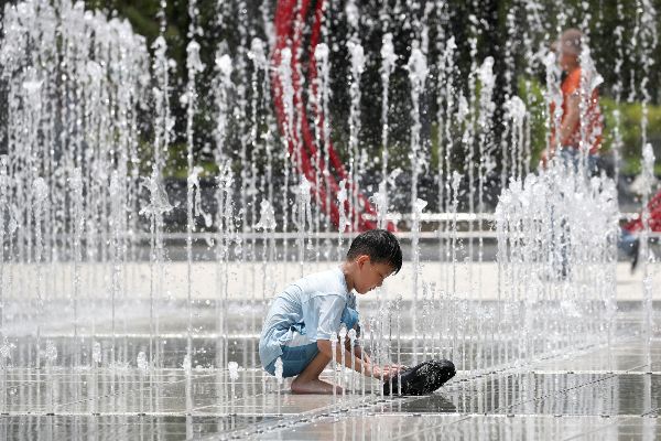 다음 달 1일에는 낮 최고기온이 35도까지 올라 매우 무덥겠다. 사진은 대구 서구 평리공원 바닥분수에서 어린이가 물장난을 치며 더위를 식히는 모습. /사진=뉴스1