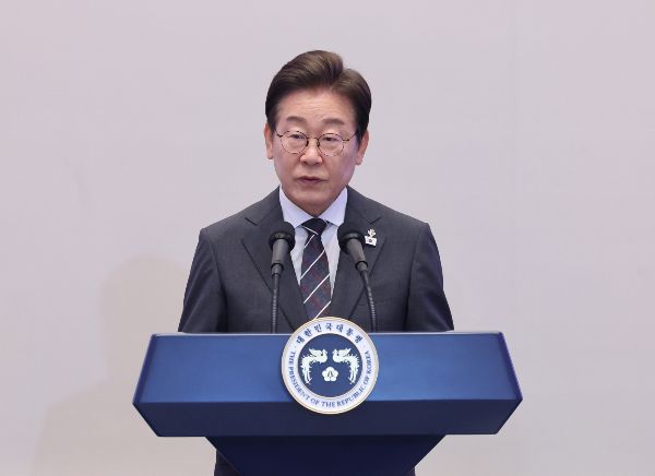 이재명 대통령의 국정수행을 긍정적으로 평가한 비율이 59.7%로 집계됐다. 사진은 이재명 대통령이 청와대 영빈관에서 열린 '호국보훈의 달, 대통령의 초대' 행사에서 인사말 하는 모습. /사진=뉴시스