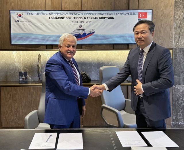 지난 28일 튀르키예 이스탄불에서 열린 선박 건조 서명식에서 김병옥 LS마린솔루션 대표와 누레틴 팍수(Nurettin Paksu) 테르산 조선소(Tersan Shipyard) 대표(오른쪽부터)가 기념 촬영을 하고 있다. /사진=LS마린솔루션