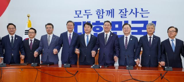 김병기 더불어민주당 대표 직무대행 겸 원내대표가 지난 25일 오후 서울 여의도 국회에서 경제6단체 상근부회장단 면담에 앞서 기념 촬영하고 있다. 왼쪽부터 허영 정책수석부대표, 이호준 한국중견기업연합회 부회장, 오기웅 중소기업중앙회 부회장, 김창범 한국경제인협회 부회장, 문진석 원내수석부대표, 김 직무대행, 박일준 대한상공회의소 부회장, 이인호 한국무역협회 부회장, 이동근 한국경영자총협회 부회장./사진=뉴스1