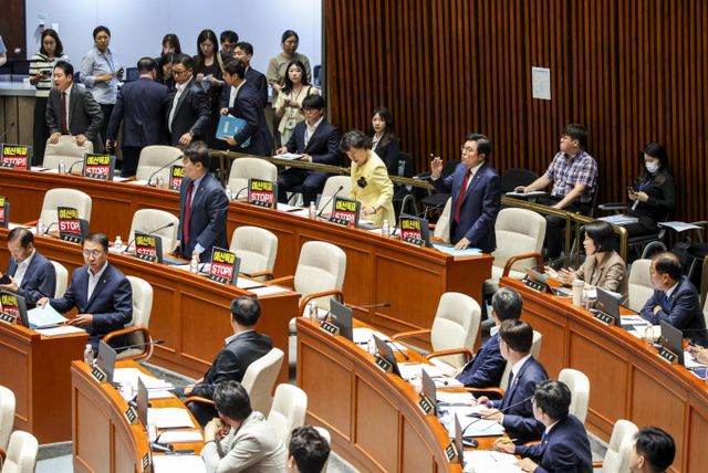 국회 예산결산특별위원회 소속 국민의힘 의원들이 추경안 일정을 재공지하지 않는다면 종합정책질의에 들어가지 않겠다며 보이콧을 선언했다. 사진은 박형수 국민의힘 예결위 간사를 포함해 같은당 예결위 소속 위원들이 30일 서울 여의도 국회에서 열린 예산결산특별위원회 전체회의에서 정회를 요구하며 퇴장하는 모습. /사진=뉴시스