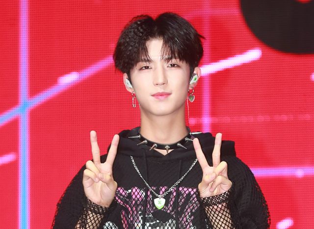 밴드 엑스디너리 히어로즈(이하 엑디즈) 멤버 준한이 우생학적 사고를 연상케 하는 발언으로 논란에 휩싸인 가운데 자필 사과문을 게재하며 고개를 숙였다. 사진은 2022년 7월 서울 용산구 블루스퀘어에서 진행된 데뷔 첫 미니 앨범 '헬로, 월드!'(Hello, world!) 발매기념 쇼케이스에 참석한 보이밴드 엑스디너리 히어로즈(Xdinary Heroes) 준한. /사진=머니투데이