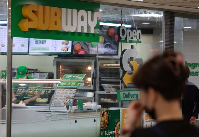 30일 써브웨이가 최근 온라인 주문 서비스에서 고객 정보와 관련된 데이터 노출 우려 정황을 발견했다고 공지했다. 서울의 한 써브웨이 매장 앞으로 시민들이 지나가고 있다. /사진=뉴시스
