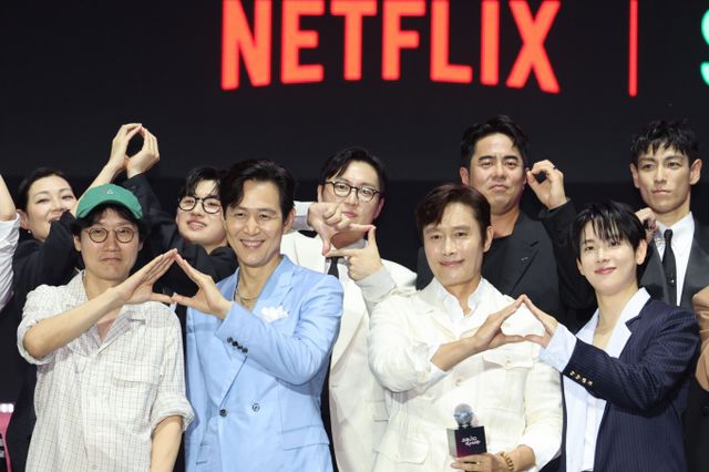 넷플릭스 오리지널 시리즈 '오징어 게임 시즌3'(이하 오징어 게임3)가 미국, 영국, 호주, 일본 등 93개국에서 1위를 차지했다. 사진은 지난 28일 황동혁 감독과 배우 이정재, 이병헌, 임시완을 비롯한 출연진들이 서울 중구 서울광장에서 열린 오징어게임3 팬 이벤트 행사에서 기념촬영을 하고 있는 모습. /사진=뉴시스