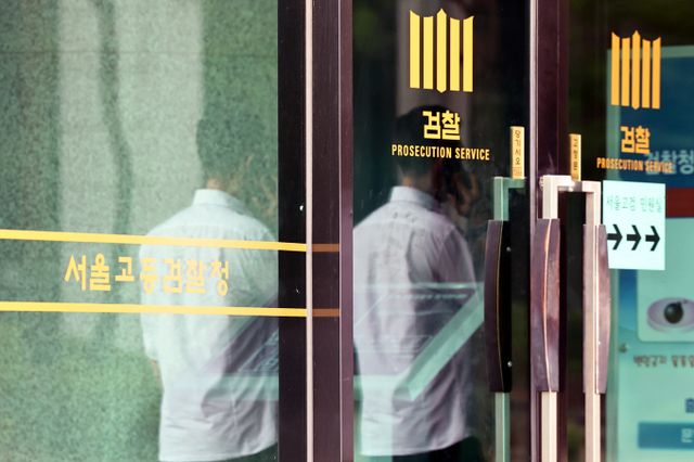 내란 특검이 윤석열 전 대통령 측의 2차 소환 조사 일정 연기 요구를 받아들이지 않을 것이며 다음달 1일 소환하지 않을 경우 즉시 재소환을 통보하겠다고 밝혔다. 사진은 검찰 로고. /사진=뉴스1