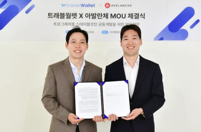 트래블월렛이 아발란체와 스테이블코인 공동 개발 MOU를 30일 맺었다. 사진은 김형우 트래블월렛 대표(왼쪽)와 저스틴 김 아발란체 아시아 총괄. /사진=아발란체
