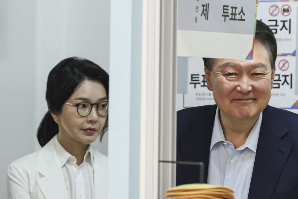 보수 누리꾼들이 디시인사이드 국민의힘 갤러리에 김문수 국민의힘 대통령 후보의 패배를 윤석열 전 대통령 탓으로 돌리는 게시글을 게재했다. 사진은 윤석열 전 대통령과 김건희 여사가 서초4동 제3투표소에서 투표를 하기위해 대기하는 모습. /사진=뉴스1