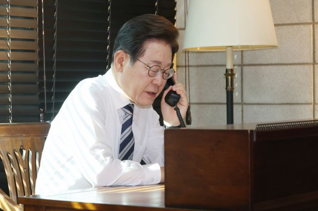 이재명 대통령이 4일 인천 계양구 사저에서 김명수 합동참모본부 의장으로부터 군 통수권 이양 보고를 받고 있다./사진=대통령실통신사진기자단 /사진=최진석