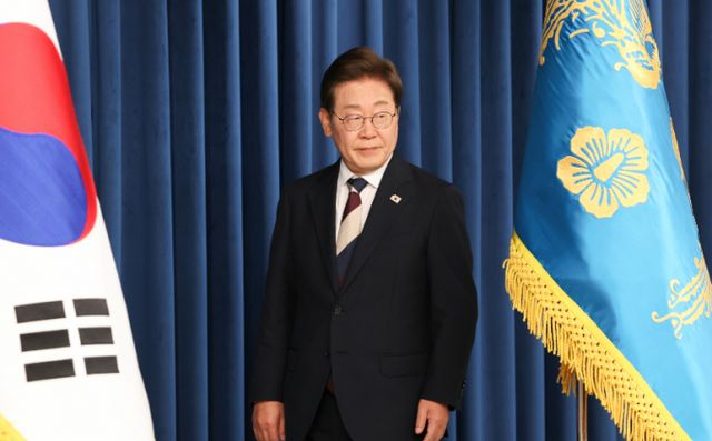 이재명 대통령이 지난 4일 서울 용산구 대통령실 청사 브리핑룸에서 국무총리와 국정원장, 대통령 비서실장 등 인선발표를 하기 위해 입장하고 있다. /사진=뉴스1