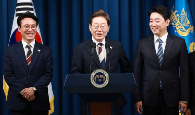 재생에너지주가 상승세다. 사진은 이재명 대통령이 4일 서울 용산 대통령실 청사에서 새 정부 첫 인사 발표를 하는 모습. 왼쪽부터 김민석 국무총리, 이 대통령, 강훈식 비서실장. /사진=뉴시스