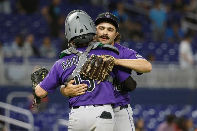 콜로라도 로키스가 22연속 루징시리즈를 깨고 시즌 첫 위닝시리즈를 가져갔다. 사진은 콜로라도에서 활약 중인 헌터 굿맨(왼쪽)이 잭 아그노스와 승리의 기쁨을 만끽하는 모습. /사진=로이터