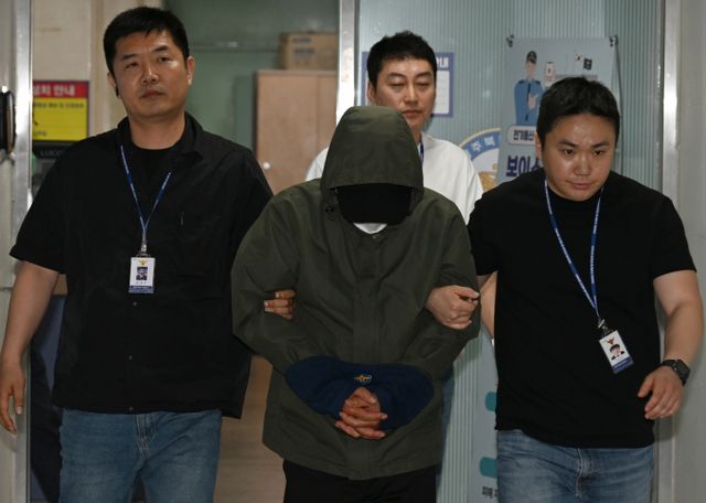 아내와 두 아들에게 수면제를 먹이고 해상 돌진한 40대 가장이 구속 기로에 섰다. 사진은 4일 오전 광주 북구 북부경찰서에서 구속 전 피의자 심문(영장실질심사)을 받기 위해 이동한 40대 가장 A씨. /사진=뉴시스