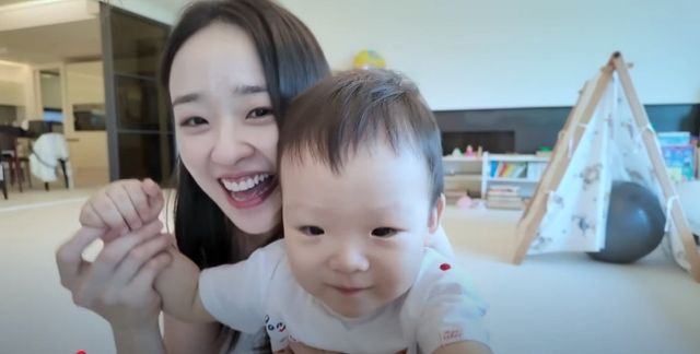 리듬체초 선수 출신 손연재가 아들의 얼굴을 최초로 공개했다. /사진='손연재' 유튜브 채널 캡처