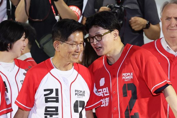 김문수 국민의힘 대선 후보의 패배 이후 국민의힘 의원들 사이에서 내홍이 불거졌다. 사진은 김문수 국민의힘 대선 후보가 파이널유세에서 한동훈 전 국민의힘 대표와 대화하는 모습. /사진=뉴시스