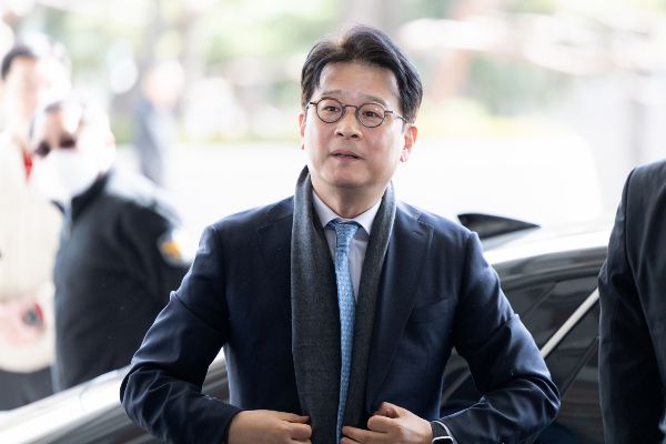 이창수 서울중앙지검장과 조상원 4차장검사의 사직서가 수리됐다. 사진은 이창수 서울중앙지검장이 헌법재판소의 기각 결정으로 직무에 복귀하기 위해 서울중앙지검으로 들어서는 모습. /사진=뉴스1