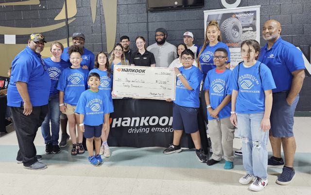 한국타이어가 미국 테네시주 소재 청소년 단체 '미들 테네시 소년 소녀 클럽'(BGCMT)에 클락스빌 지부 설립을 위한 후원금을 전달했다. /사진=한국타이어