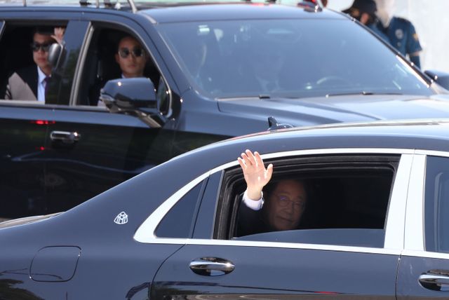 이재명 대통령이 취임 첫 날 이용한 의전차는 방탄 기능이 탑재된 메르세데스-마이바흐 S-클래스로 전해진다. /사진=뉴시스