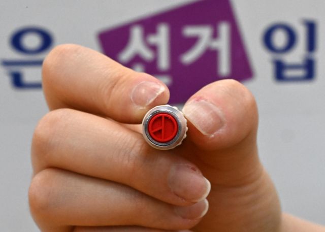  제21대 대통령 선거 본투표를 하루 앞둔 2일 서울 용산구 청파로 청파도서관·청파동자치회관 별관 대강당에 마련된 청파동 제1투표소에서 관계자가 기표용구를 들어 보이고 있다. /사진=공동취재단