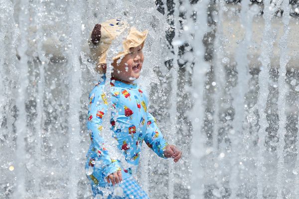 5일은 전국이 대체로 맑고 낮 기온이 25도 이상 오르겠다. 사진은 30도 안팎의 초여름 더위가 나타난 지난 1일 오후 서울 광화문광장 바닥분수에서 어린이들이 물놀이를 하며 더위를 식히고 있는 모습. /사진=뉴스1