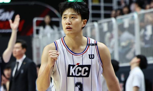 프로농구선수 허웅이 전 여자친구의 법률대리인을 고소했으나 불송치 결정이 내려졌다. 사진은 '2024-2025 KCC 프로농구' 정규리그에서 KCC 허웅이 3점슛을 성공시키고 주먹을 불끈쥔 모습. /사진=뉴스1