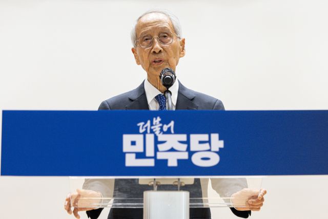 더불어민주당 제21대 대통령선거 선거대책위원회가 4일 오후 서울 여의도 국회 의원회관에서 해단식을 진행했다. 사진은 해단식에 참석한 윤여준 민주당 상임총괄선대위원장. /사진=뉴스1